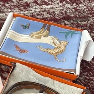Hermes Story scarf 90